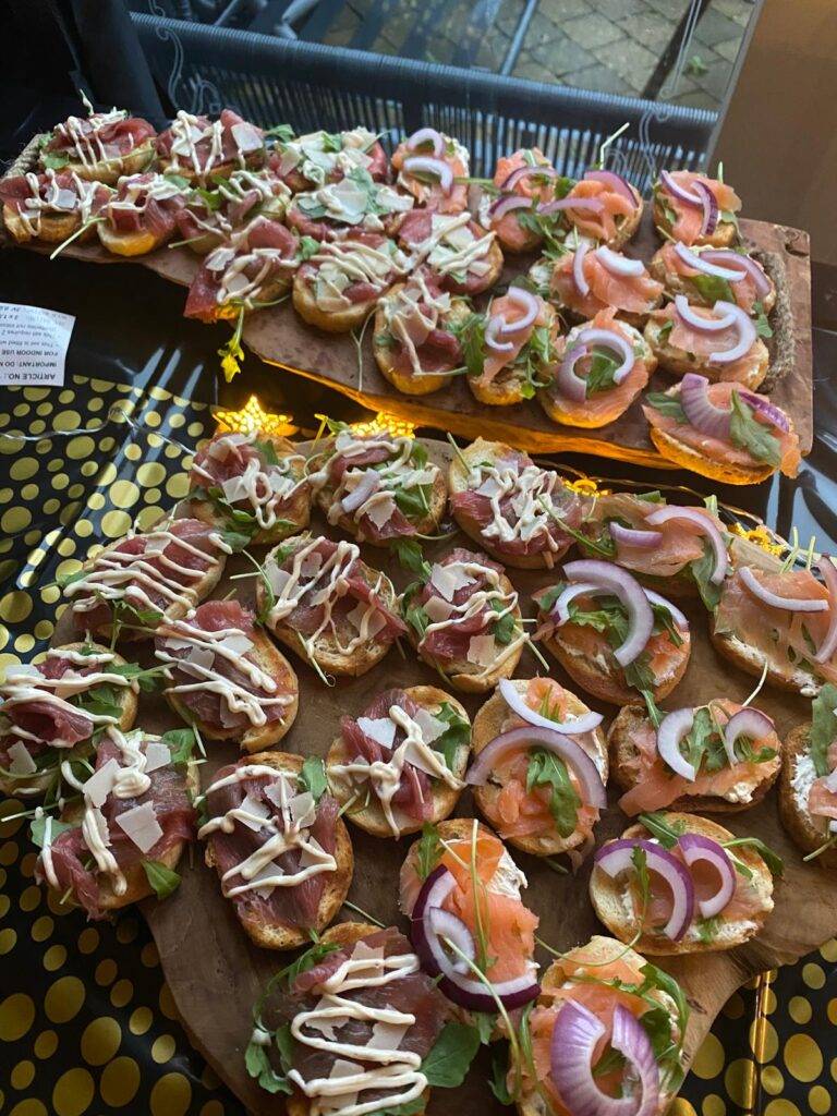 Toastjes opgemaakt met zalm en carpaccio