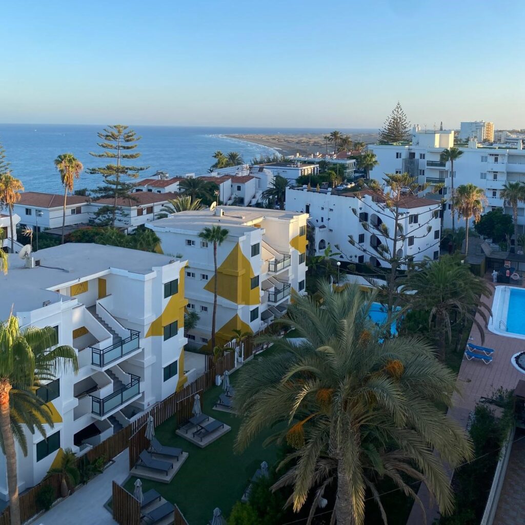 huizen met geel op gran canaria