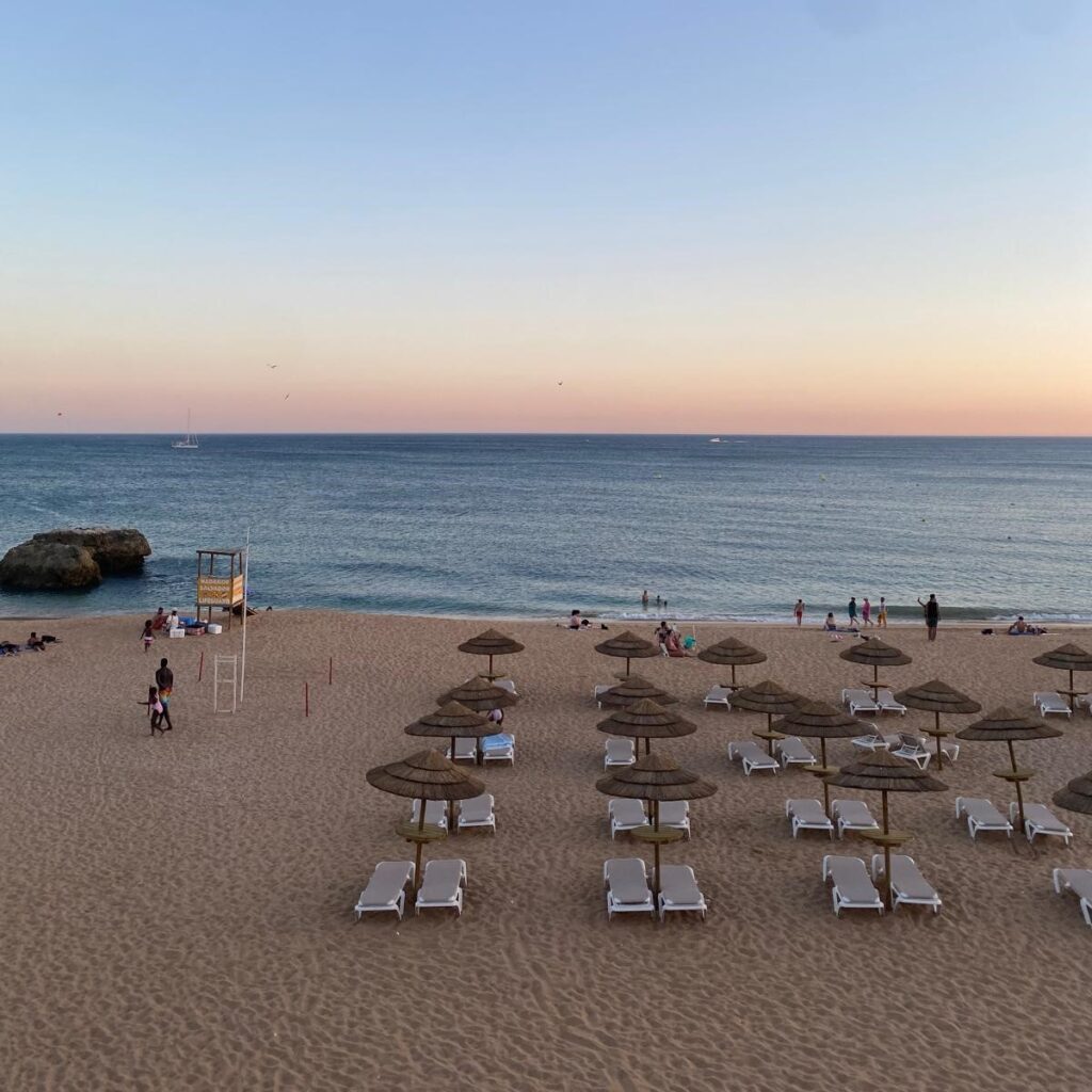 strand met strandbedjes albufeira