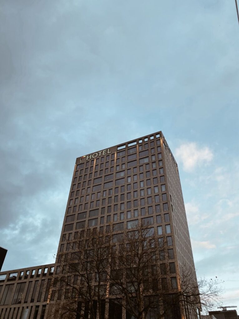 Van der Valk Hotel Amsterdam aanzicht vanaf metrostation Overamstel lans de Amstel